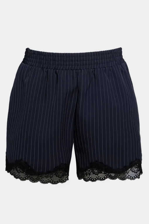 Plus Lace Hem Tailored Short | Nasty Gal